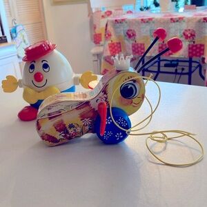 Vintage 1960s very old Fisher-Price queen Buzzy B pull toy